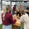 Marketeer Marleen in gesprek met andere marketingbureaus op het event van Simplicate.